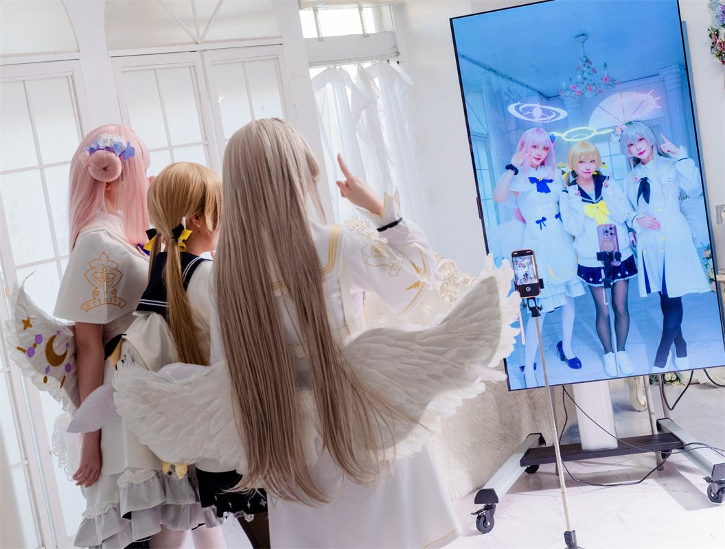 モニターの前に立つと頭上にヘイローが合成される体験展示の様子